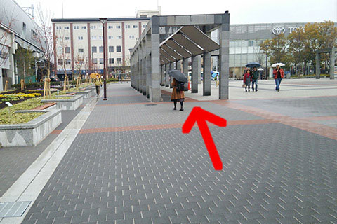 ③梅小路公園内を出口までまっすぐ進みます。
