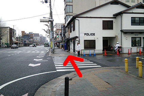 ⑥中央市場の交番前の横断歩道を渡ってまっすぐ進みます。
