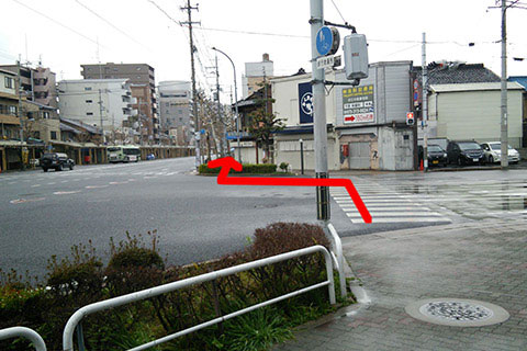 ⑦交番前から100ｍほどまっすぐ進んだ七条七本松の交差点の横断歩道を渡りまっすぐ進みます。
