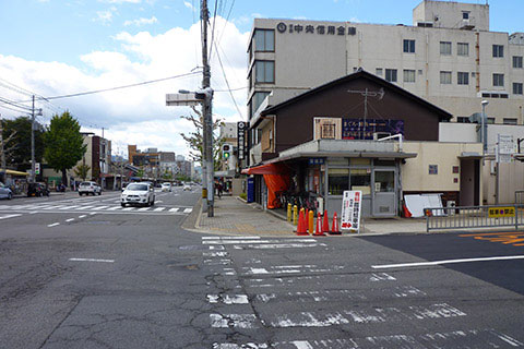 ➀京都市中央市場の七条側出口を右に進んでください。(中央信用金庫がある方向です)