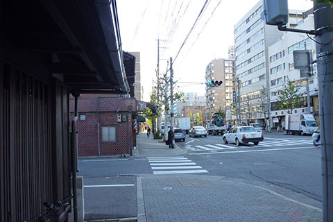 ②直進して２つ目の信号を越えてください。